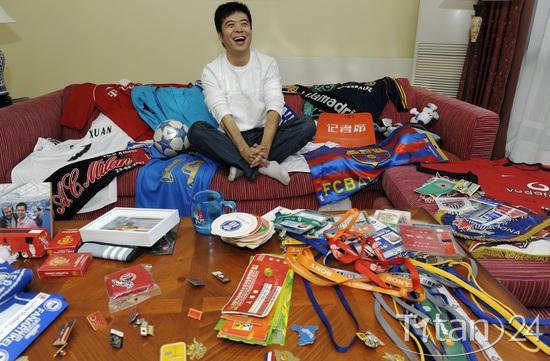 段暄秀足球收藏:梅西签名衬衣 亨利魔术扑克_