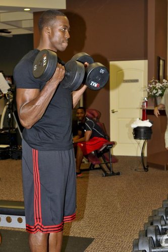 组图:霍华德特训大秀肌肉_NBA走马灯