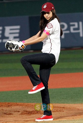组图:韩国女星为棒球赛开球 被称 蜜腿 美女_棒