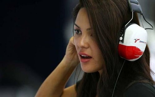 f1新加坡站美女<em>如云</em>+阿隆索<em>娇妻</em>争艳围场女郎