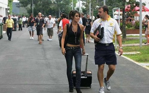 f1新加坡站美女<em>如云</em>+阿隆索<em>娇妻</em>争艳围场女郎