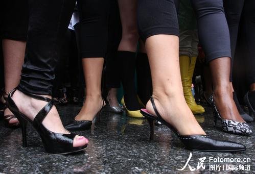 组图:美国高跟鞋赛跑大赛