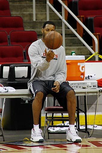 麦蒂现身火箭训练营 稳坐场边客串啦啦队(图)_