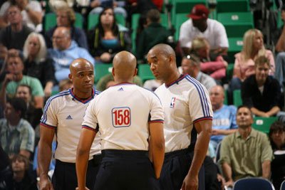 组图:NBA启用替补裁判 候补 法官 像模像样