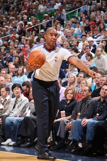 组图:NBA启用替补裁判 候补 法官 像模像样