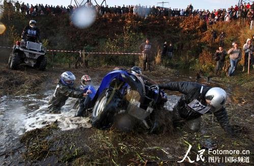 组图:俄罗斯四轮越野车赛泥中混战