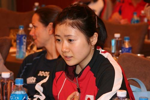 组图:福原爱现场懒理媒体 埋头私<em>聊大</em>玩手机_