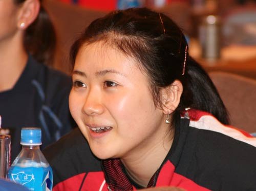 组图:福原爱现场懒理媒体 埋头私<em>聊大</em>玩手机_