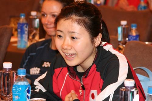 组图:福原爱现场懒理媒体 埋头私<em>聊大</em>玩手机_