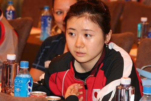 组图:福原爱现场懒理媒体 埋头私<em>聊大</em>玩手机_