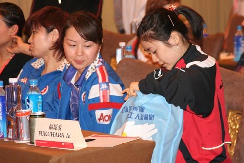 组图:福原爱现场懒理媒体 埋头私<em>聊大</em>玩手机_