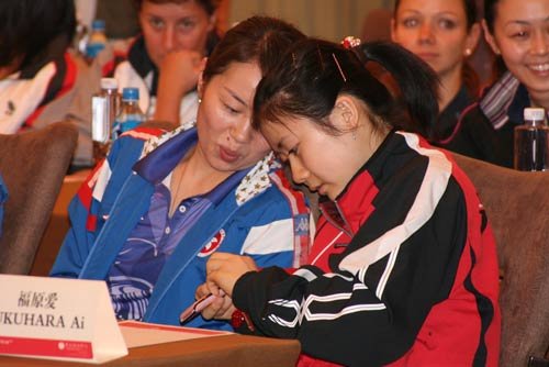 组图:福原爱现场懒理媒体 埋头私<em>聊大</em>玩手机_