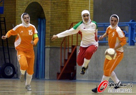 穆斯林女子戴头巾拼搏