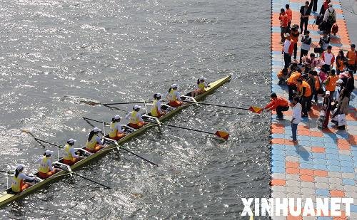 组图:山东队<em>女子</em>2000米<em>八人单桨有舵手</em>夺冠_
