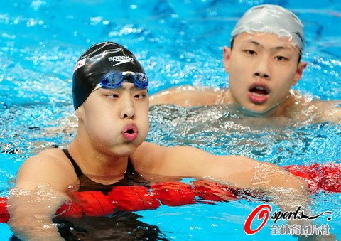 板球:山东记者尤物称王搞怪"对眼儿"吓组图宝莱坞之泳池小将图片