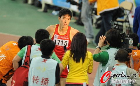 组图:刘翔赛后接受采访 冬日娜与刘翔并存 _刘