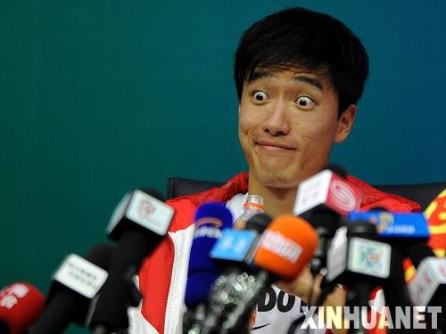 组图:刘翔亮相发布会 飞人再现搞怪表情_刘翔