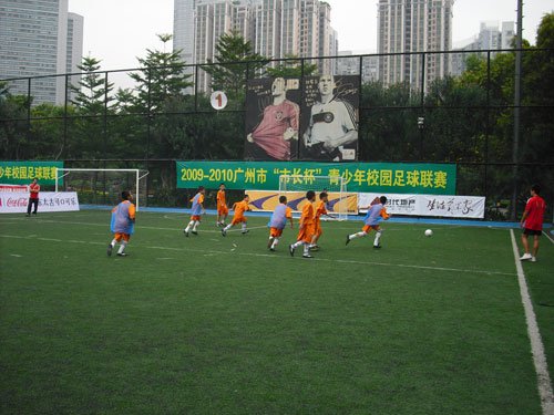组图:广州青少年校园足球联赛开赛_初中