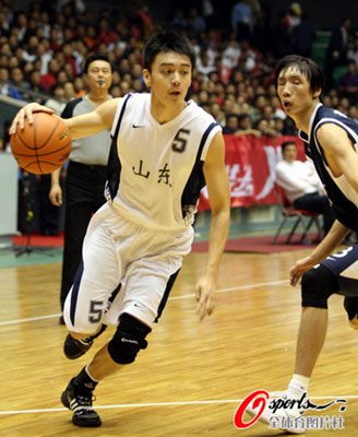 杨鸣羞辱国字号控卫 他只用1分钟即摆平江苏 