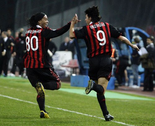 图文-那不勒斯vs米兰 小罗因扎吉合跳双飞燕_