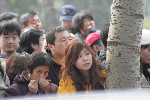 组图:球迷千米长队买票 各色女球迷翘首以盼_图片_体育_腾讯网