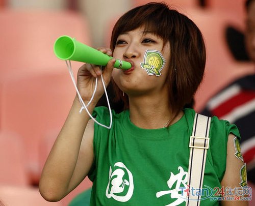 组图:国安众多女球迷痴心不改等球票