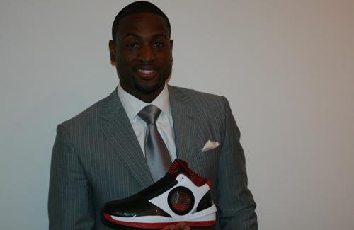 组图:韦德亲临aj2010发布会 独家展示新战靴_