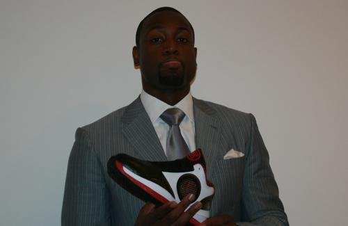 组图:韦德亲临aj2010发布会 独家展示新战靴_