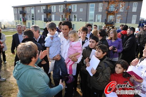 图文-意大利队赈灾 伟大的左后卫受追捧_球队