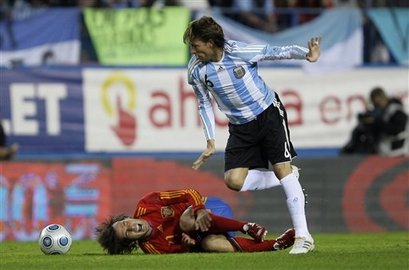 图文-西班牙战阿根廷 席尔瓦痛苦倒地_西班牙