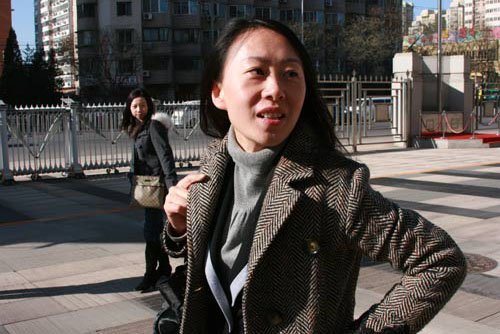 陆幽素颜出席当庭发飙