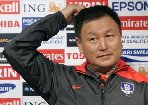 图文:韩国队主教练许丁茂_国际足球