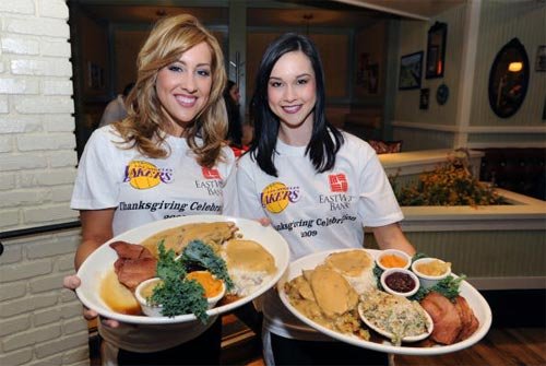 组图:感恩节湖人队员端盘送饭 科比未出席_八卦绯闻_体育_腾讯网