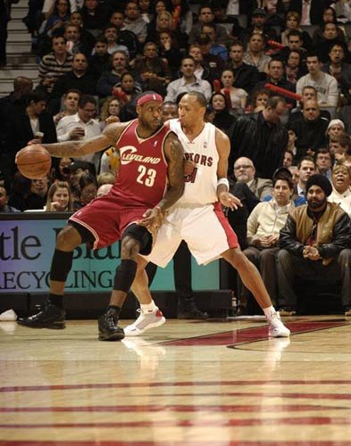 詹姆斯30个精彩瞬间 赛前撒镁粉做临时摄影师