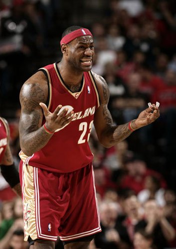 詹姆斯30个精彩瞬间 赛前撒镁粉做临时摄影师