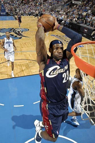 詹姆斯30个精彩瞬间 赛前撒镁粉做临时摄影师