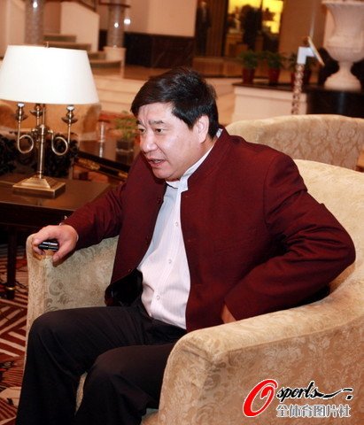 组图:庞伟杜丽婚礼主婚人王义夫抵达_综合体育