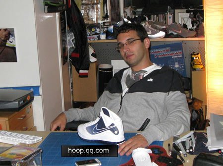 布朗七代设计师爆猛料 皇帝因体重大而换鞋_腾