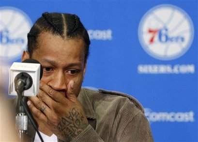 组图:艾弗森回归76人 发布会潸然落泪_篮球