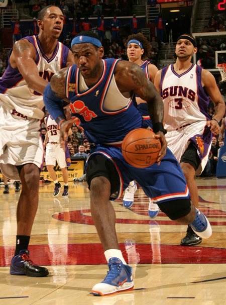 12月4日NBA鞋秀:詹姆斯秀罕见配色勒布朗7代