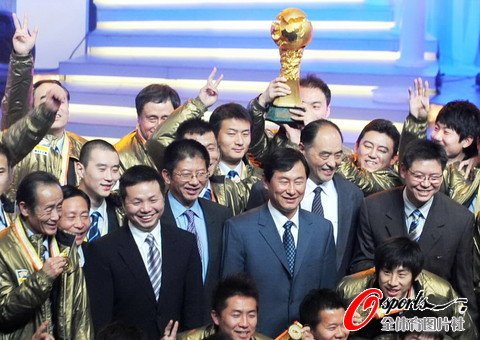 国安捧得09中超火神杯 十六年磨一剑成就霸业