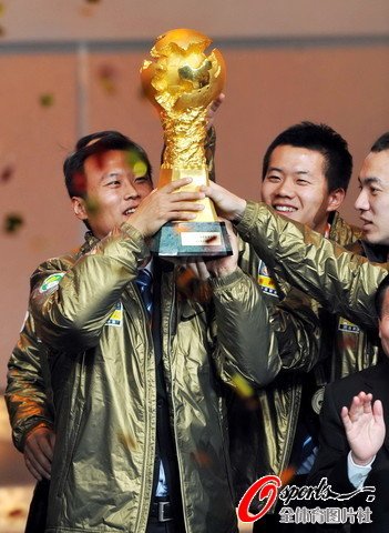 国安捧得09中超火神杯 十六年磨一剑成就霸业