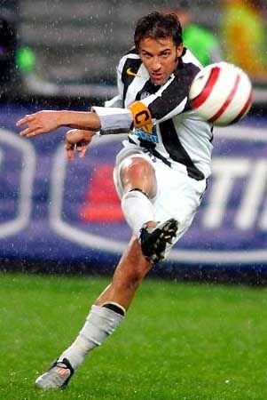 足坛20大任意球之王:齐达内 巴乔 小贝 c罗_国