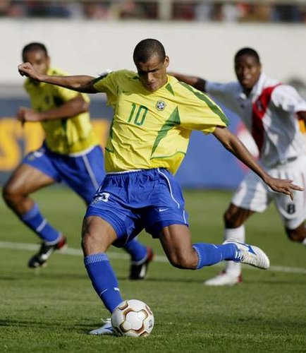 足坛20大任意球之王:齐达内 巴乔 小贝 C罗_国