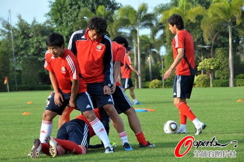 组图:国足冬训出奇招 国脚<em>钻裤裆</em>练柔韧_图片