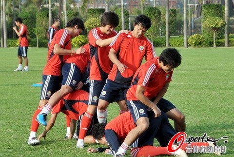 组图:国足冬训出奇招 国脚<em>钻裤裆</em>练柔韧_图片