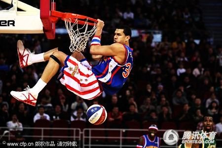 组图:哈林篮球队扯裤杂耍引爆京城_灌篮·装