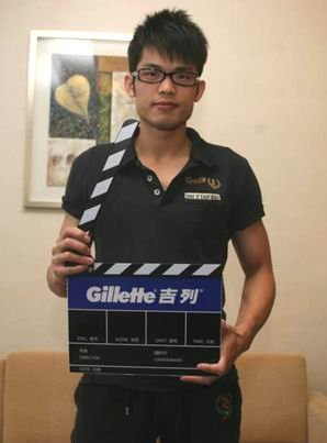 组图:林丹推出剃须广告 大秀胸肌与女郎亲密_