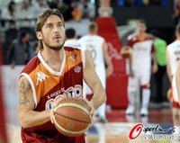 托蒂率罗马队打篮球 狼王动作娴熟具专业水准