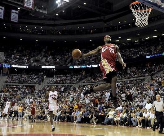 组图:美媒评詹姆斯最变态24大怪兽扣篮_灌篮·